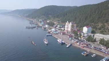 Rusya, Irkutsk, Listvyanka yerleşimi. Baykal Gölü seti, liman.