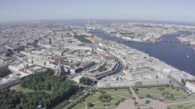 St. Petersburg şehir merkezinin panoramik hava manzarası açık güneşli bir havada, Rusya. 4K