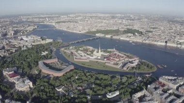 Saint-Petersburg, Rusya. Neva Nehri. Hare Adası ve Artelery Adası 'nın panoramik hava manzarası. Peter-Pavel 'in Kalesi. Üçlemeci Köprüsü. 4K