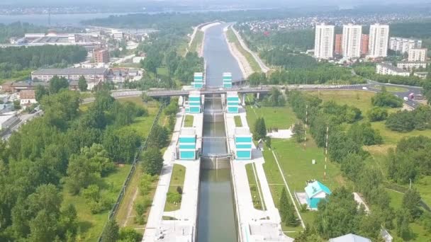 Dolly zoom. La puerta de embarque de la central hidroeléctrica Novosibirsk en el río Ob — Vídeos de Stock