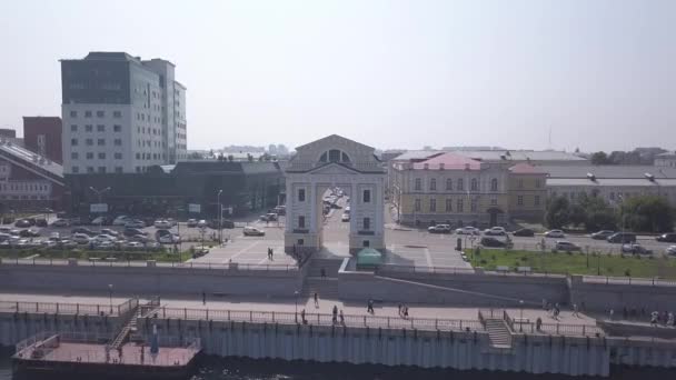 Rusia, Irkutsk. Puerta de Moscú. Monumento en el terraplén del río Angara. 4K — Vídeo de stock