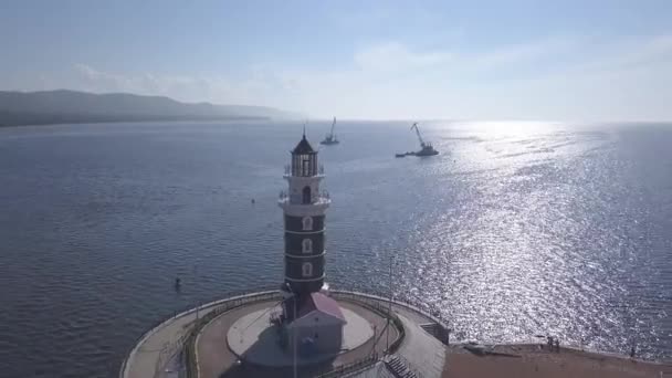 Rússia, Lago Baikal. O farol na margem do lago. Boca do rio Turk. 4K — Vídeo de Stock