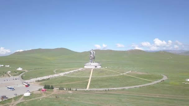 Estatua ecuestre de Genghis Khan en tiempo soleado. Mongolia, Ulán Bator. 4K — Vídeos de Stock