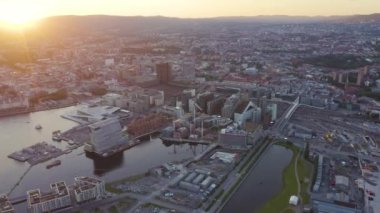 Oslo, Norveç. Oslo Opera Binası. Opera Oslo. Kasabayı gören bir manzara. Gün batımı. 4K