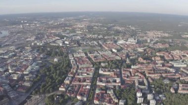Göteborg, İsveç. Şehrin merkez kısmının panoraması. Gün batımı. 4K