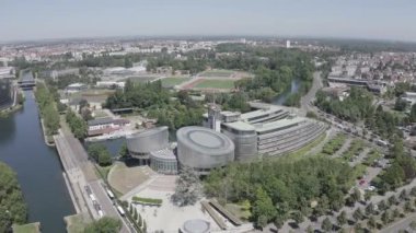 Strasbourg, Fransa. Binaların kompleksi Avrupa Parlamentosu, Avrupa İnsan Hakları Mahkemesi ve Avrupa Sarayı 'dır. 4K