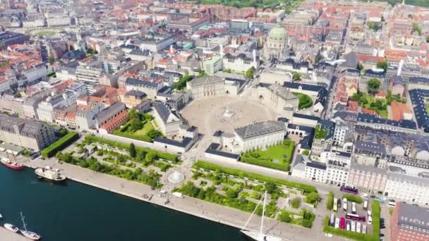 Kodaň, Dánsko. Amalienborg. Palácový komplex XVIII století v rokokovém stylu. 4K — Stock video