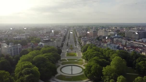 Brüssel, Belgien. Park des fünfzigsten Jahrestages. Park Senkantoner. Der Triumphbogen von Brüssel (Brüsseler Tor). 4K — Stockvideo