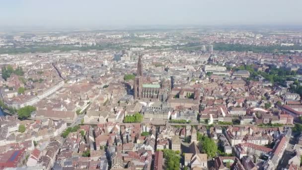 프랑스 스트라스부르. 도시의 역사적 인 부분인 스트라스부르 대성당 이 있다. 4K — 비디오