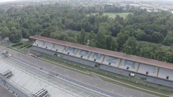 Monza, Ιταλία. Autodromo Nazionale Monza είναι μια πίστα αγώνων κοντά στην πόλη της Monza στην Ιταλία, βόρεια του Μιλάνου. Τόπος διεξαγωγής του Grand Prix Formula 1. Από τον αέρα. 4K — Αρχείο Βίντεο