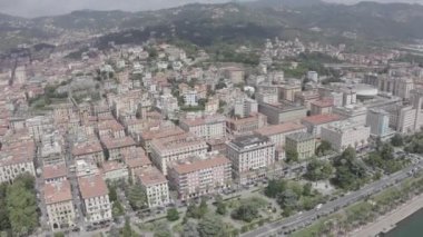 La Spezia, İtalya. Sahil boyunca uçuş, Viale Italia caddesi. Yukarıdan bak. 4K