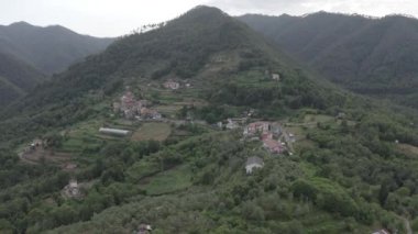 İtalya. Orman, dağlarla ve villalarla kaplıydı. Liguria Bölgesi 'ndeki Pignone bölgesi, La Spezia ili' ne bağlı. 4K