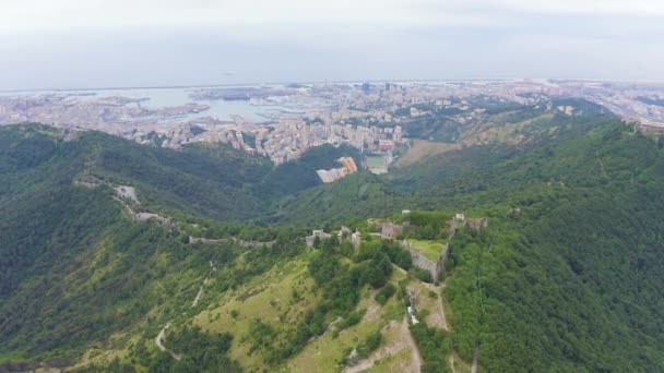 Dolly zoom. Génova, Italia. Forte Sperone es un punto clave de las fortificaciones genovesas del siglo XIX y se encuentra en la cima de la Mura Nuove. Vista de Génova — Vídeo de stock