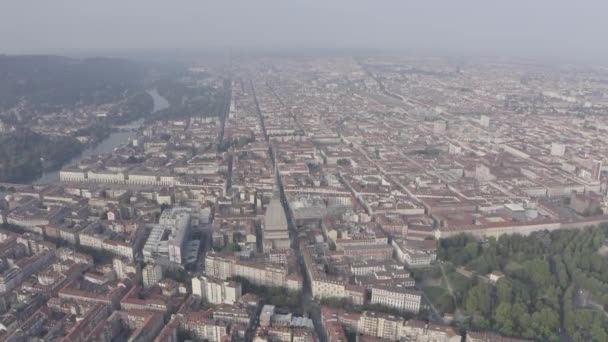 Torino, İtalya. Şehrin üzerinde uçuş. Tarihi merkez, üst görünüm. 4K — Stok video