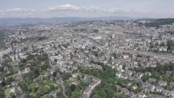 Lausanne, Zwitserland. Vlucht over het centrale deel van de stad. De kust van het Meer van Genève. 4K — Stockvideo