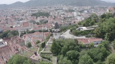 Graz, Avusturya. Graz 'daki saat kulesi. Tarihi şehir merkezi hava manzarası. Schlossberg Dağı (Castle Hill). 4K