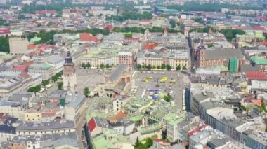 Dolly zoom. Krakow, Polonya. Ana Meydan. 13. yüzyılın büyük şehir meydanı. Tarihi merkezin görüntüsü