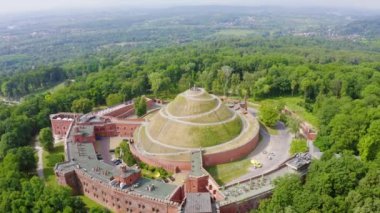 Krakow, Polonya. Barrow Kosciuszko (Krakow). Tarihi anıt. Höyüğün inşası 1823 yılında tamamlandı. 4K