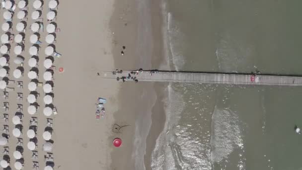 Италия, Езоло. Лидо ди Езоло, или Езоло Лидо, является пляжной зоной города Езоло в провинции Венеция. 4K — стоковое видео