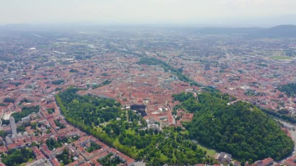 Graz, Áustria. O centro histórico da cidade vista aérea. Monte Schlossberg (Castle Hill). 4K — Vídeo de Stock