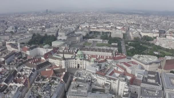 Vienna, Austria. Michaellerplatz (Lapangan St. Michael), kompleks Istana Hofburg. Penerbangan di atas kota Wina. 4K — Stok Video