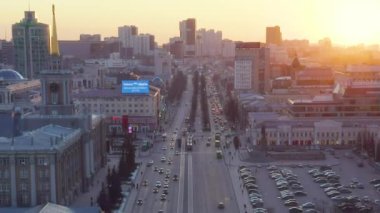 Dolly zoom. Yekaterinburg, Rusya - 23 Mart 2020: Şehir merkezi arka planda. Şehir yönetimi (City Hall), Central Square. Baharın başında. Gün batımı zamanı. Video