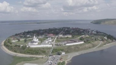 Sviyazhsk, Rusya. Sviyazhsk Adası 'nın havadan görünüşü. 4K