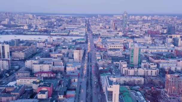 Ekaterinburg, Rusia. Centro de la ciudad después del atardecer. La calle principal de la ciudad de Ekaterimburgo es la avenida Lenin. Primavera temprana. 4K — Vídeos de Stock