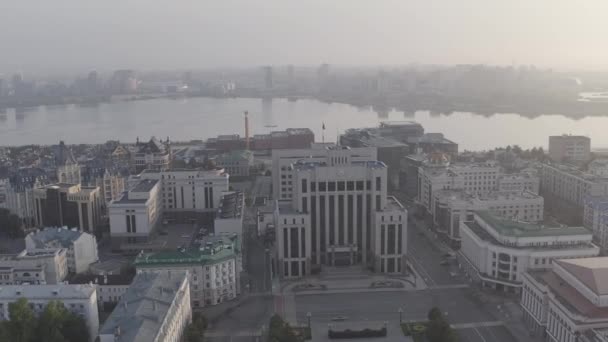 คาซาน รัสเซีย มุมมองทางอากาศของอาคารคณะรัฐมนตรีของสาธารณรัฐตาตาร์สถานในตอนเช้า 4K — วีดีโอสต็อก