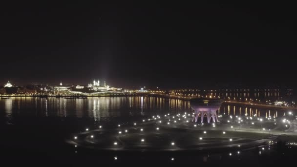 Kazan, Russie. Vue aérienne du centre familial Kazan (palais de mariage) et du Kremlin. Bonne nuit. 4K — Video