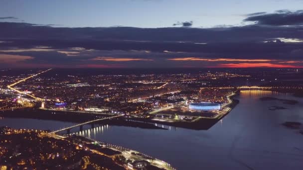 Nizhny Novgorod, Rússia. Vista aérea da seta da confluência dos rios. Estádio. Boa noite. 4K — Vídeo de Stock