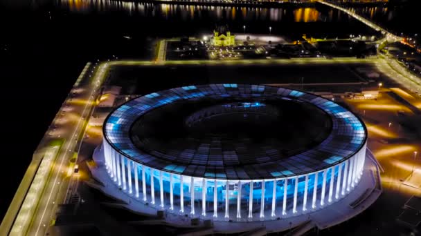 Nizjni Novgorod, Rusland. Het Nizjni Novgorod Stadion. Luchtfoto 's' s nachts. 4K — Stockvideo