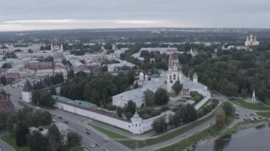 Yaroslavl, Rusya. Yaroslavl Spaso-Preobrazhensky Manastırı (Spaso-Yaroslavl Manastırı) - Yaroslavl 'daki antik bir erkek manastırı. Gün batımı zamanı. 4K
