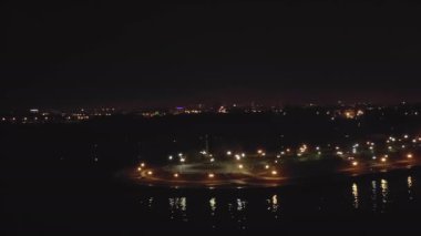 Yaroslavl, Rusya. Strelka (Spit), Kotorosl Volga Nehri 'ne akar. Gece şehir ışıkları. 4K