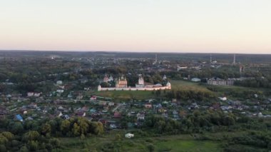 Pereslavl-Zalessky, Rusya. Dormition Goritsky Manastırı eski bir Ortodoks manastırıdır. Batan güneşin ışığında hem de. 4K