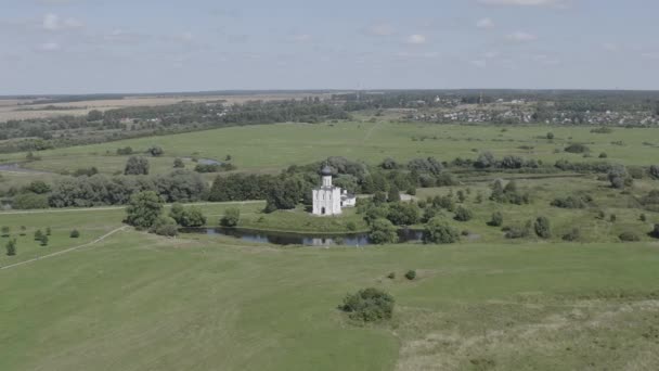 Rusya, Bogolyubovo. Kilisenin Nerl 'deki şefaat görüşü. Ortodoks kilisesi ve ortaçağ Rusya 'sının sembolü. 4K — Stok video