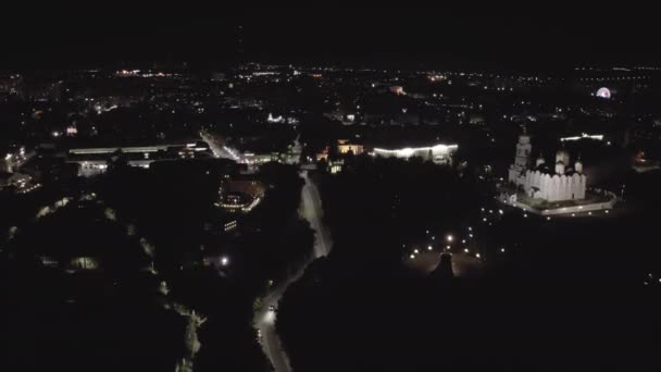 Rússia, Vladimir. Cidade noturna do ar. Ponte nomeada após o 850th aniversário de Vladimir. 4K — Vídeo de Stock