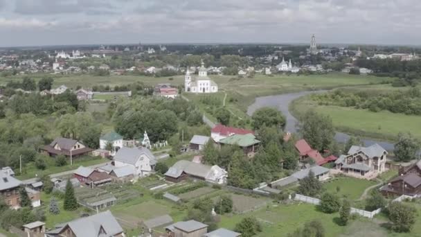 Suzdal, Ρωσία. Πτήση. Εκκλησία των Αγίων Boris και Gleb (Borisoglebskaya) Εκκλησία και η Εκκλησία του Ηλία του Προφήτη (Ilyinsky) Εκκλησία. 4K — Αρχείο Βίντεο