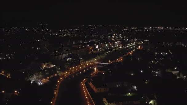 Ivanovo, Rusia. Vuelo nocturno sobre el centro de la ciudad de Ivanovo, terraplén del río Uvod. 4K — Vídeo de stock