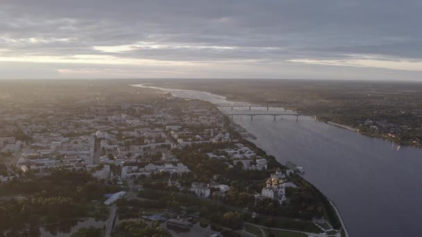 Yaroslavl, Rusia. Strelka (escupitajo), Kotorosl desemboca en el río Volga. Hora del atardecer. 4K — Vídeos de Stock