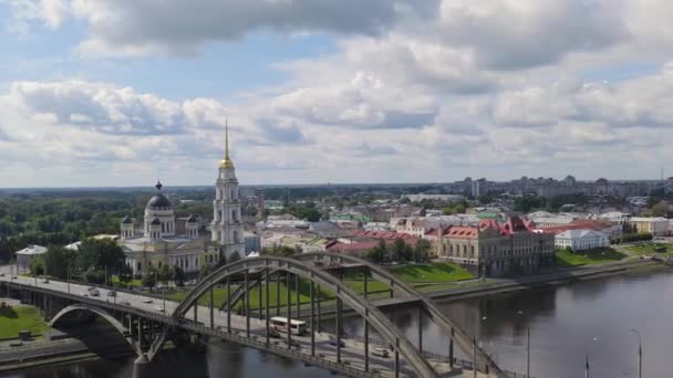 Rybinsk, Rússia. Ponte Rybinsk e Catedral Spaso-Transfiguração (Catedral da Transfiguração do Senhor) em Rybinsk. 4K — Vídeo de Stock