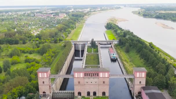 Rybinsk, Rusland. Het systeem vergrendelt het Rybinsk reservoir. 4K — Stockvideo