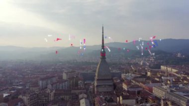 Torino, İtalya. Şehrin üzerinde uçuş. Köstebek Antonelliana. 121 metre yüksekliğinde kubbesi ve kubbesi olan bir 19. yüzyıl binası. 4K