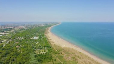 Venedik, İtalya. Punta Sabbioni plajları. Cavallino-Treporti. Açık güneşli hava. 4K
