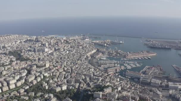 Gênes, Italie. Partie centrale de la ville, vue aérienne. Navires dans le port. 4K — Video