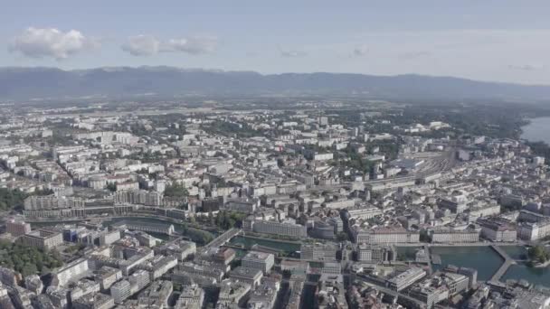 Ginebra, Suiza. Vuelo sobre la parte central de la ciudad. Lago Geneva. 4K — Vídeo de stock