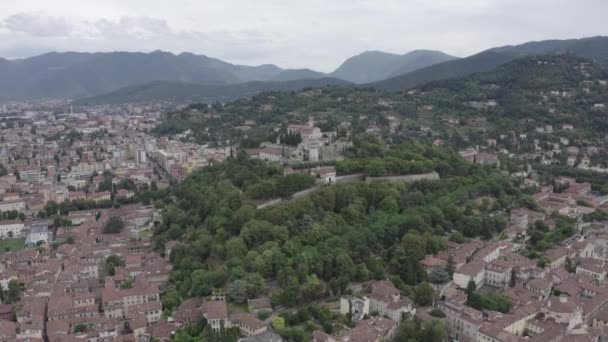 Brescia, Italia. Castello di Brescia. Volo sopra la città con tempo nuvoloso. 4K — Video Stock