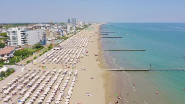 Dolly zoom. Itália, Jesolo. Lido di Jesolo, ou Jesolo Lido, é a área de praia da cidade de Jesolo, na província de Veneza. — Vídeo de Stock