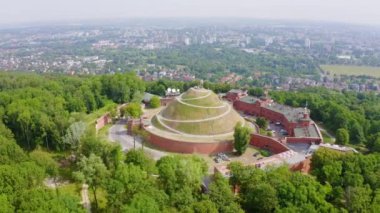 Krakow, Polonya. Barrow Kosciuszko (Krakow). Tarihi anıt. Höyüğün inşası 1823 yılında tamamlandı. 4K