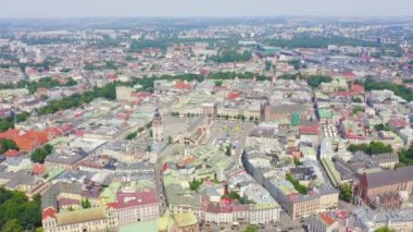 Dolly zoom. Krakow, Polonya. Ana Meydan. 13. yüzyılın büyük şehir meydanı. Tarihi merkezin görüntüsü